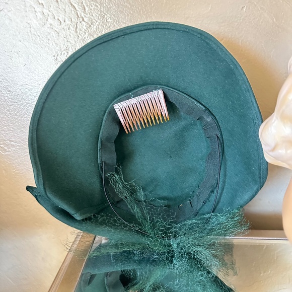 SMART 1950s' GREEN FELT HAT WITH BOW, FEATHERS & VEILING - Picture 12 of 12
